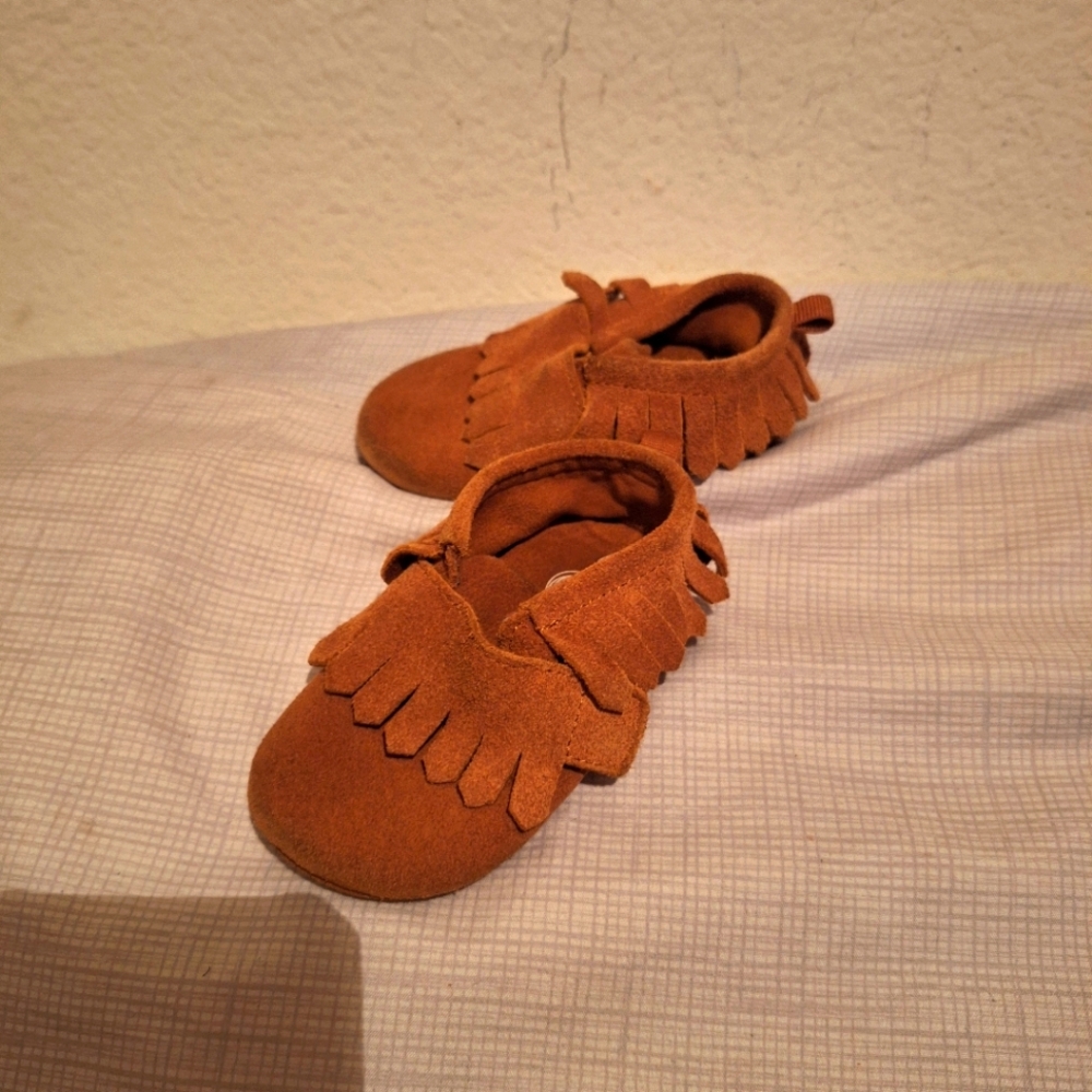 Children's moccasins size 4 Brown.